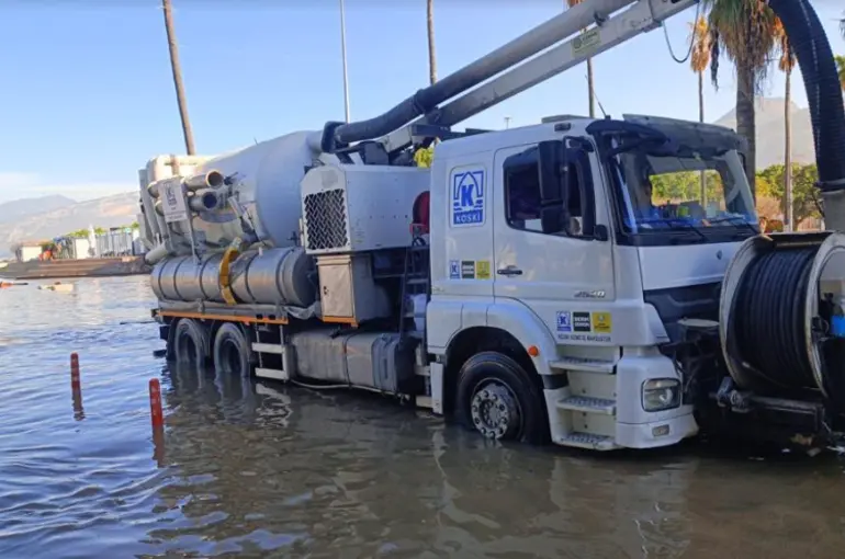 KOSKİ İskenderun'daki Deniz Taşkınına Müdahale Etti