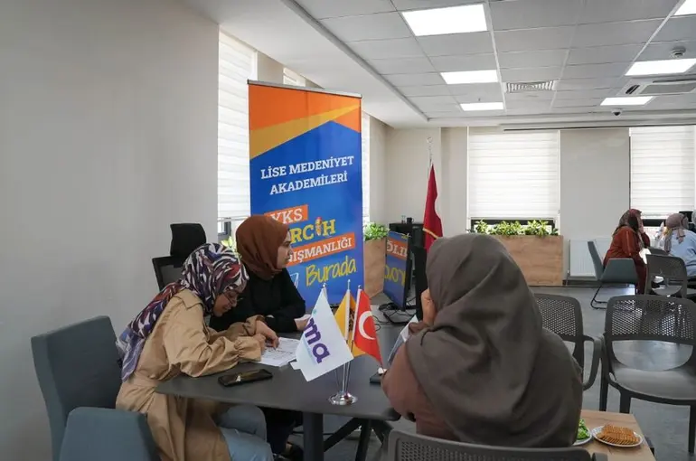 LİMA, Üniversite Adaylarına YKS Tercih Danışmanlığı Hizmeti Veriyor