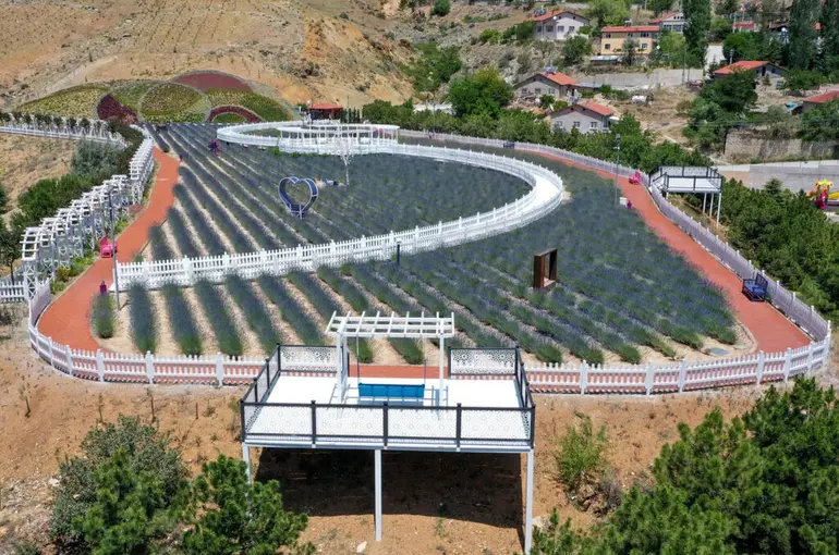 Meram Dere Lavanta Bahçesi Ziyaretçilerine Görsel Şölen Sunuyor