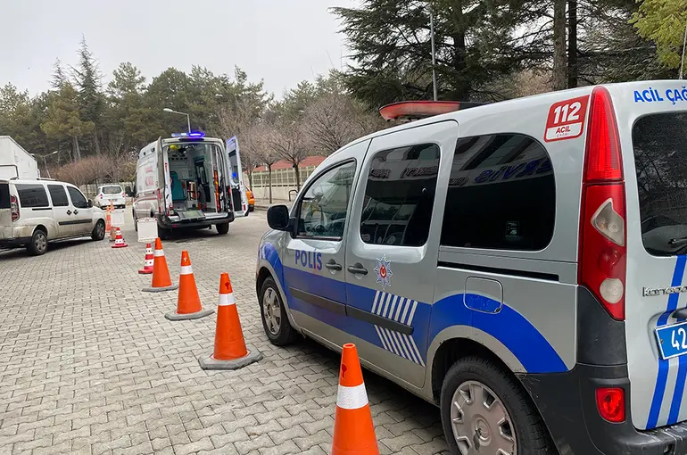 Otomobilin çarptığı 8 aylık hamile kadın hayatını kaybetti