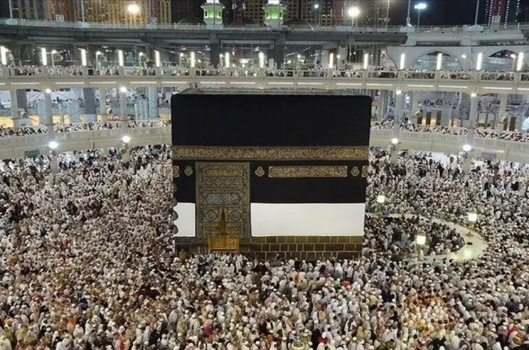 Salgın sonrası ilk yurt dışı hacı kafilesi Suudi Arabistan'da