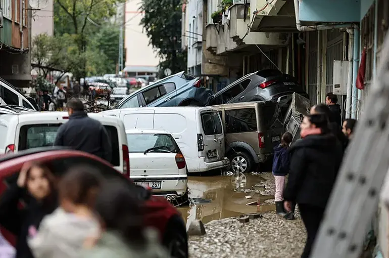 Sel Felaketi Sonrası Peş Peşe Tatil Kararları!16 Ekim Cuma Hangi İllerde Eğitim Yok?