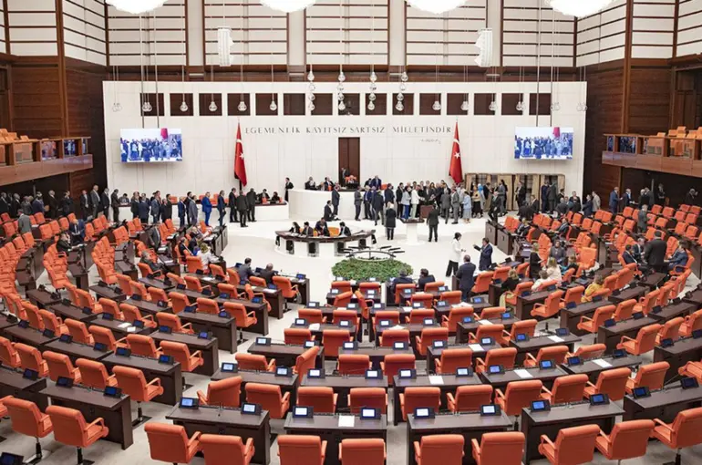 Sözleşmeli personellere kadro müjdesi! TBMM'de resmen kabul edildi
