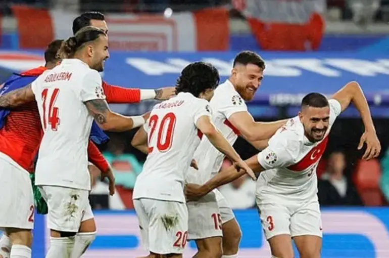 Tebrikler A Milli Takım !Türkiye Avusturya'yı 2-1 yenerek çeyrek finale yükseldi!