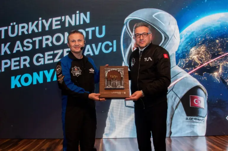 Türkiye'nin ilk astronotu Konya Selçuk üniversitesinde öğrencilerle bir araya geldi
