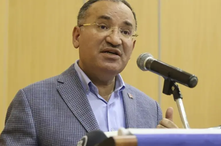 "Ülkemizin huzurunu, istikrarını korumak için her şeyi bir kenara bırakıp yekvücut olmamız gerekir"